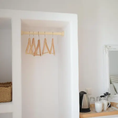 Apanema Paros 公寓 *